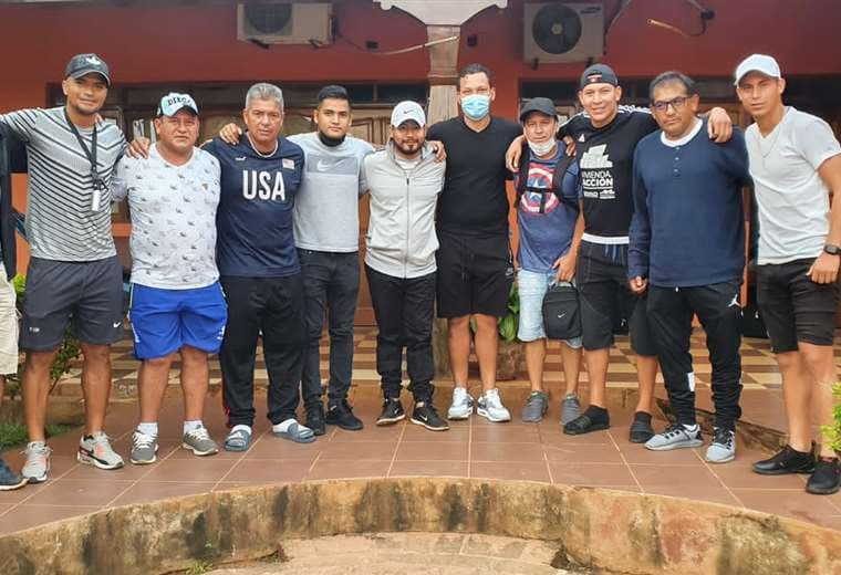 Ex futbolistas que participaron del amistoso este sábado en San Ignacio. Foto: Quinquibi
