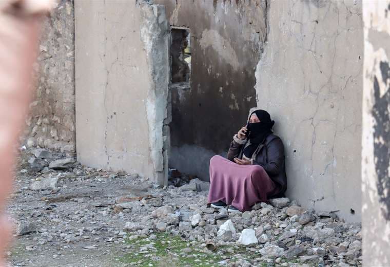 Una mujer habla por teléfono en Ghwayran, donde hay enfrentamientos/Foto: AFP