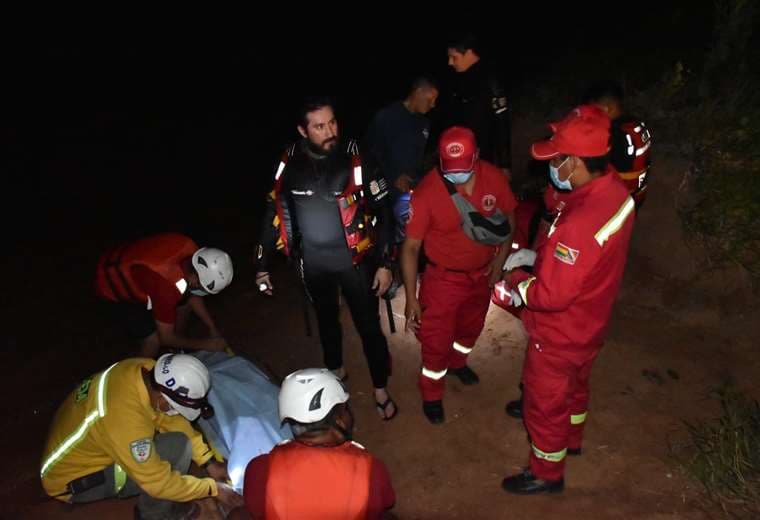 El equipo de rescate recuperaron el cuerpo de la menor/Foto: Gobernación