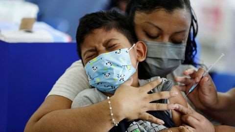 Perú empieza a vacunar a niños contra covid-19 en medio de alza de contagios