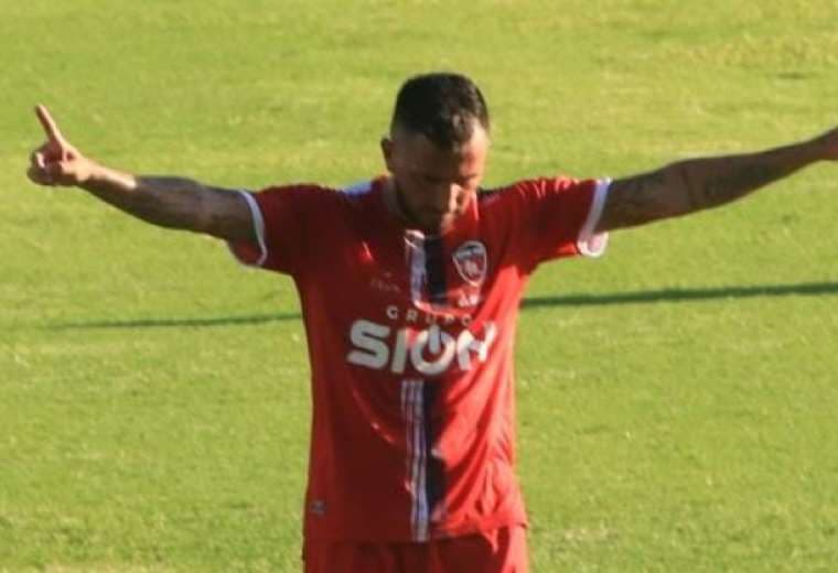 El festejó de Pérez luego de marcar su primer gol en Royal Pari. Foto: JC Torrejón