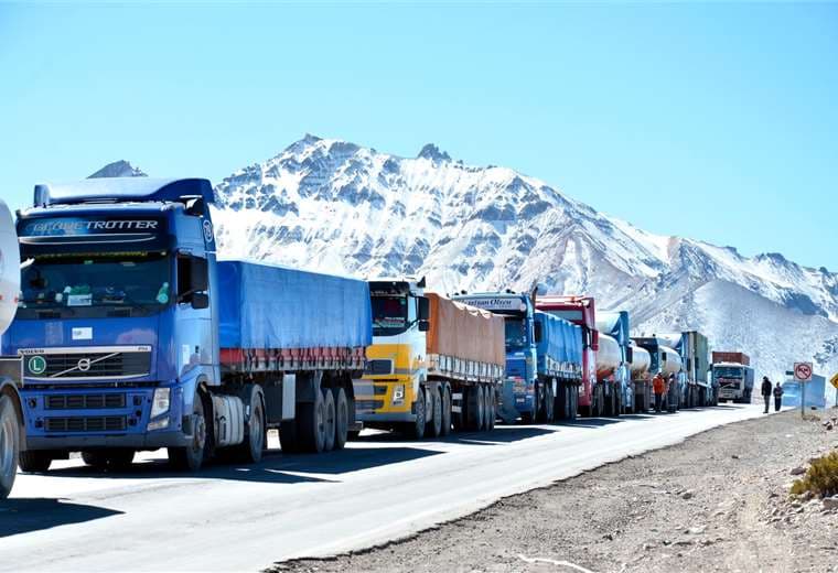 Hay 2.000 camiones en la frontera con Chile/Foto: Aspb