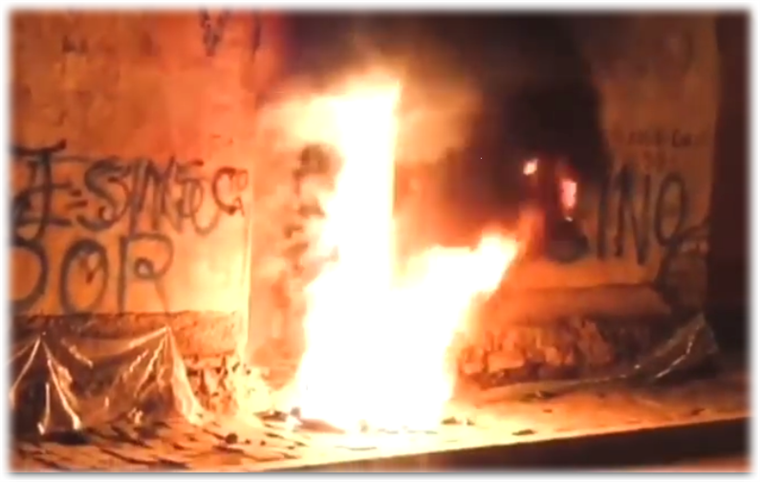 Vecinos quemaron llantas en la puerta de la casa del asesino en El Alto