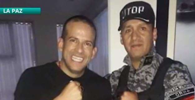 La polémica foto del teniente de Policía y boxeador boliviano 