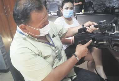 Percy Suárez muestra su cámara baleada durante la emboscada. ARCHIVO