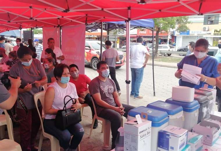 Brigada móvil de vacunación atiende en el mercado Belén