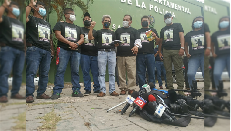 Por unos minutos, los periodistas pararon para pedir justicia. Foto. JC Torrejón
