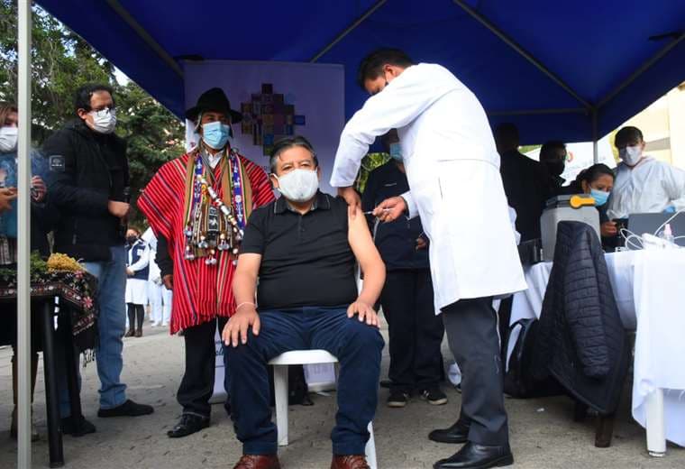 David Choquehuanca se vacuna contra el Covid-19 I APG Noticias.