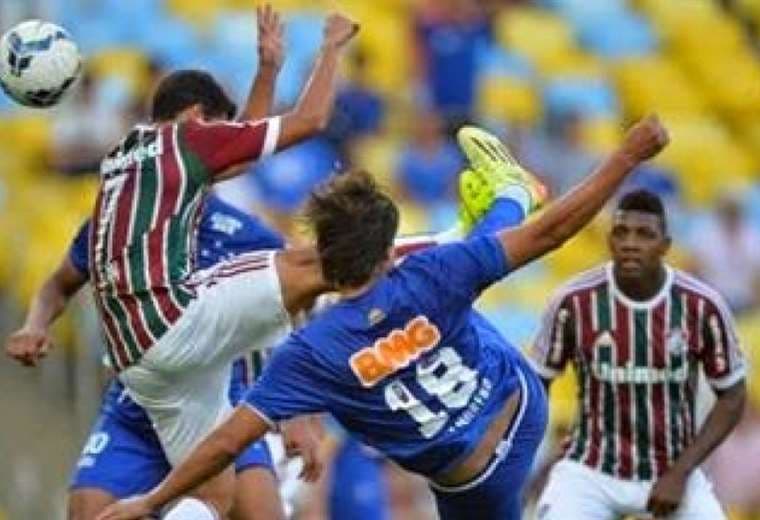 Marcelo Martins en acción acrobática para anotar un verdadero golazo. Foto: Internet