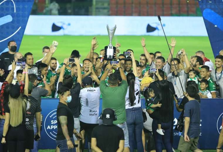 El festejo de los jugadores de Oriente con el trofeo ganado. Foto: JC Torrejón
