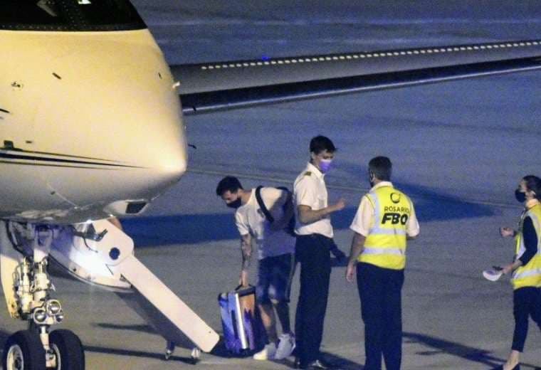 Messi (primero de la izq.) antes de tomar su vuelo en Buenos Aires. Foto: Clarín