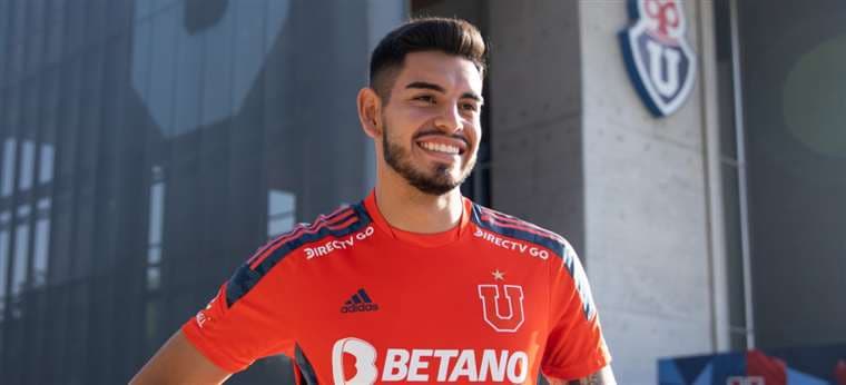 Carrasco con la camiseta de su nuevo equipo. Foto: Prensa ‘U’ de Chile