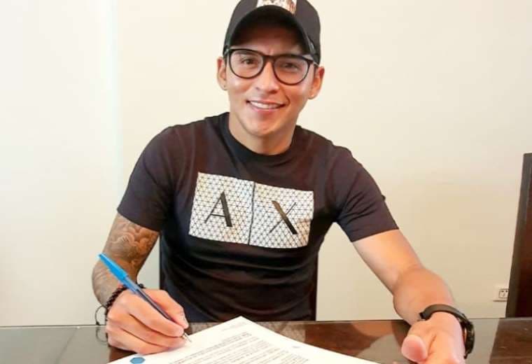 Rudy Cardozo durante la firma de su contrato con Royal Pari. Foto: Prensa Royal P.