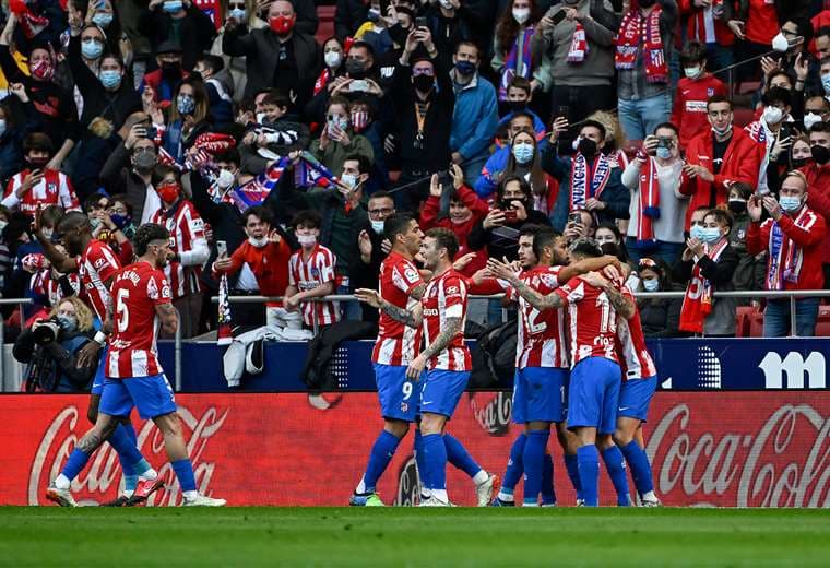 El festejo de los jugadores del Atlético Madrid con su hinchada. Foto: AFP
