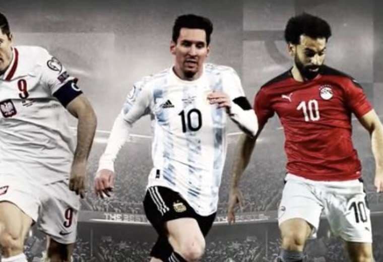 Imagen de los tres futbolistas finalistas publicada por la FIFA