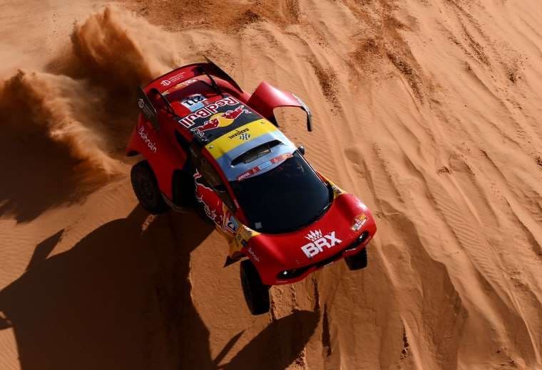 La máquina del francés Sébastien Loeb (Prodrive) en pleno desierto. Foto: AFP