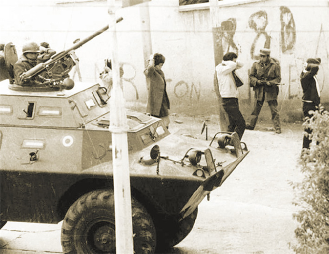 Militares detienen a civiles en la ciudad de La Paz. Foto. Archivo 