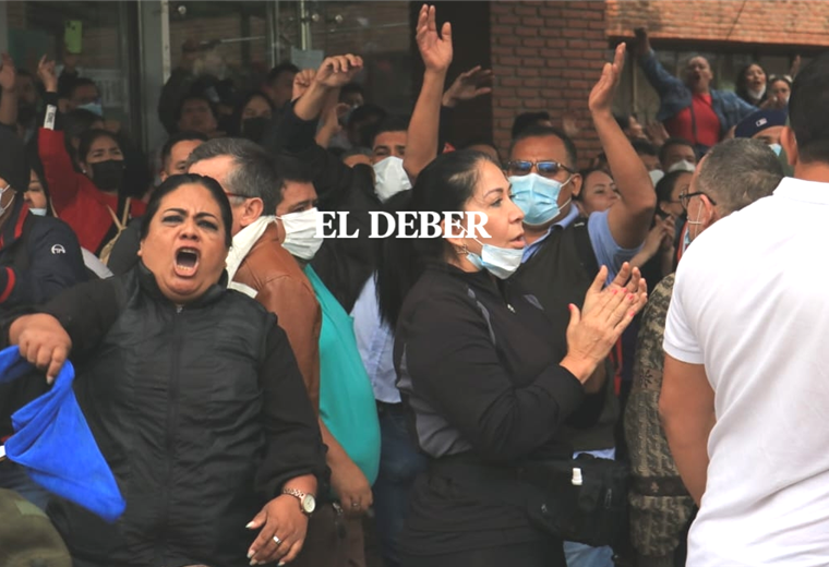 Enfrentamientos en el frontis de la Gobernación cruceña. Foto: Juan Carlos Torrejón