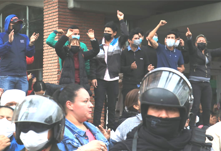 Enfrentamientos en el frontis de la Gobernación cruceña. Foto: Juan Carlos Torrejón