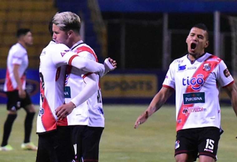 Jugadores de Nacional Potosí celebran uno de los goles de Cristian Álvarez. Foto: APG