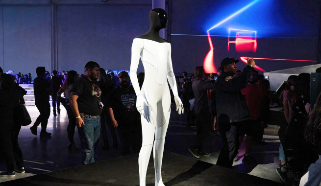 Tesla presenta robot humanoide