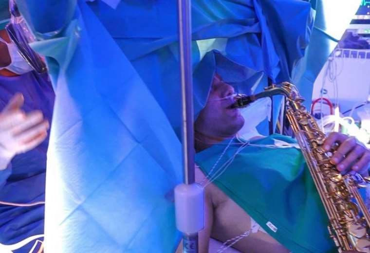 Músico italiano decidió tocar el saxofón mientras se sometía a una cirugía.