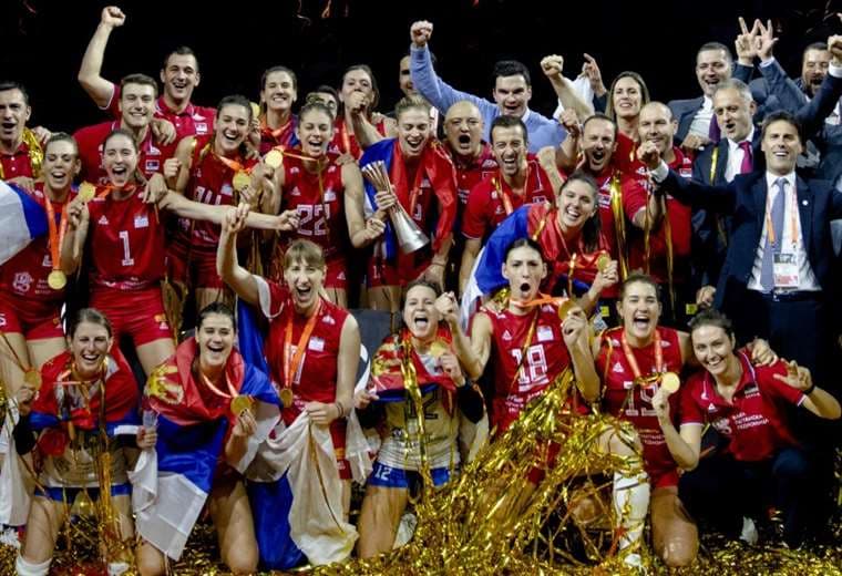 La celebración de Serbia con el trofeo de campeón. Foto: AFP