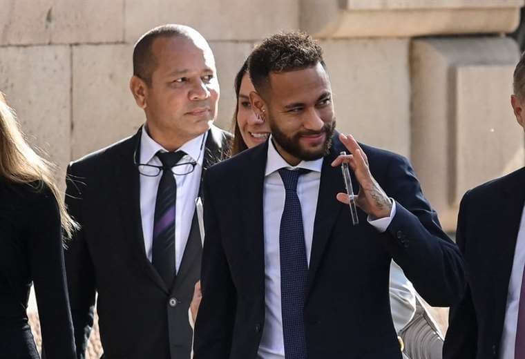 Neymar llegó acompañador por sus familiares y abogados al juicio. Foto: AFP