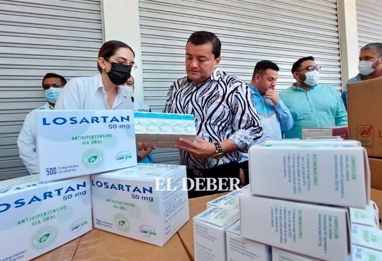 El Alcalde cruceño entregó un lote de medicamentos Foto: Ricardo Montero
