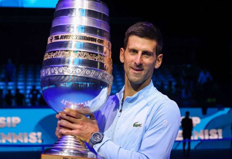 Novak Djokovic con el inmenso trofeo que lo acredita como campeón. Foto: AFP
