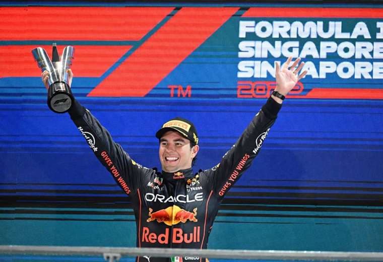 El mexicano Sergio "Checo" Pérez celebra su victoria en el GP de Singapur 2022. AFP