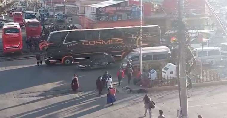 Cuatro flotas cargan pasajeros en la parada del teleférico Morado en El Alto  