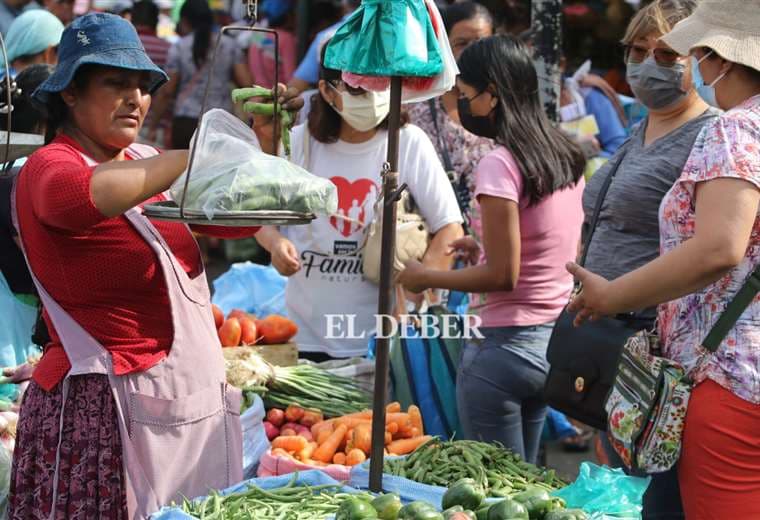 La gente busca garantizar su provisión de alimentos para el paro. Fotos: Juan Torrejón