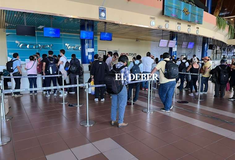 Los pasajeros quedaron varados en el aeropuerto de Cochabamba.