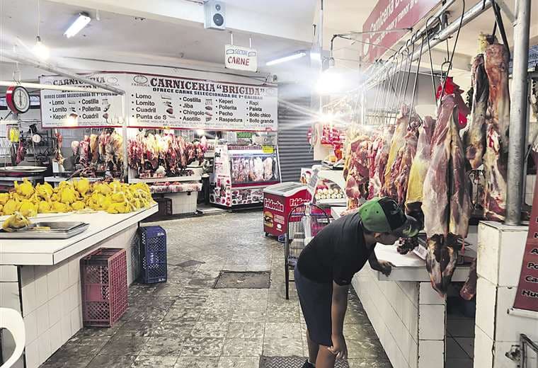 En el mercado de la Estación Argentina los locales para la venta de carne lucían vacíos