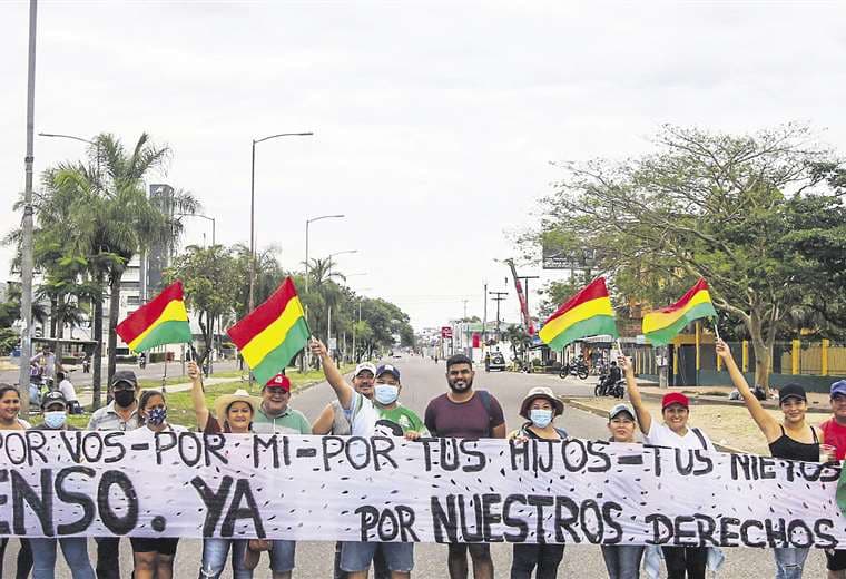 LA TRICOLOR. Flameó la bandera boliviana en los puntos de bloqueos