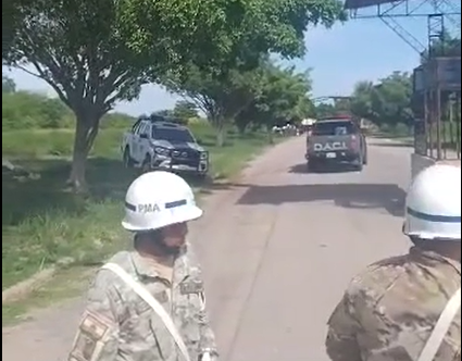 Los aprehendidos fueron subidos a una camioneta del Daci en Puerto Quijarro.