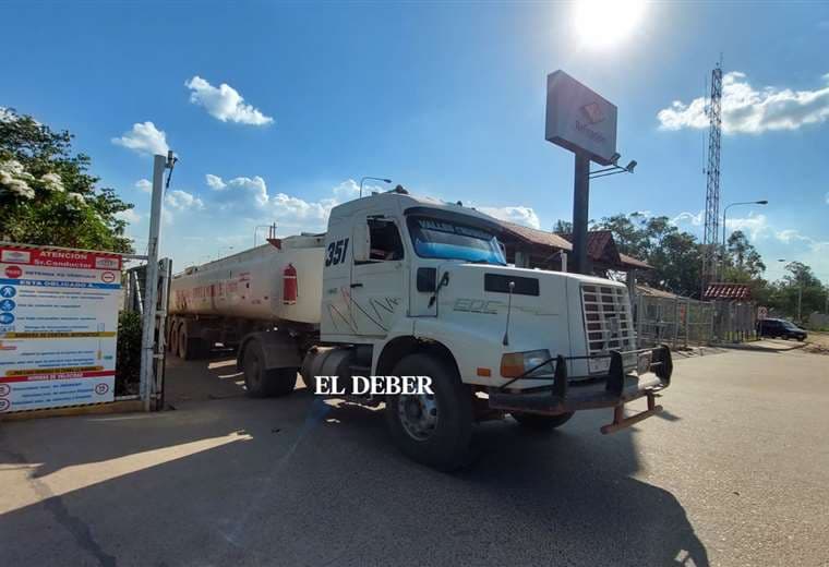 Camiones salen de la refinería de Palmasola, cargados de combustible/Foto: Fuad Landivar