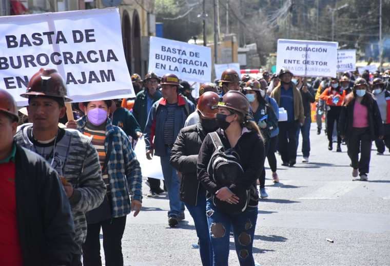 Cooperativistas mineros en La Paz I APG Noticias.