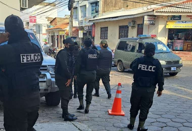 Un fuerte contingente policial llegó al hospital San Juan de Dios esta tarde.
