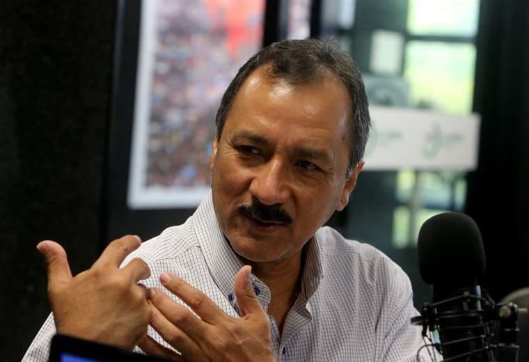 Vicente Cuéllar en estudios de EL DEBER Radio/ Foto: Ricardo Montero (Archivo)