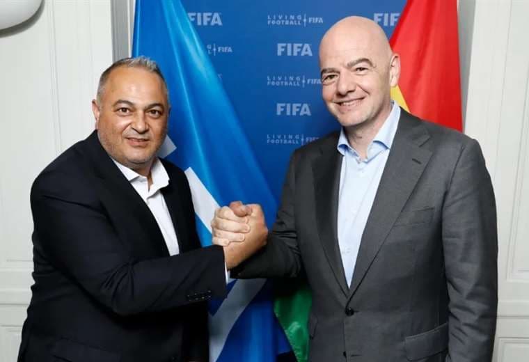 Fernando Costa, presidente de la FBF; e Infantino, titular de la FIFA. Foto: Internet