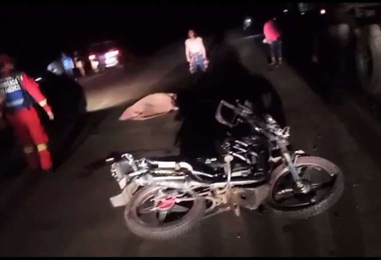 El conductor de la motocicleta y su hijo perdieron la vida tras chocar con el camión