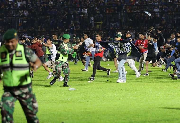 Imagen de la estampida en el fútbol de Indonesia. Marca