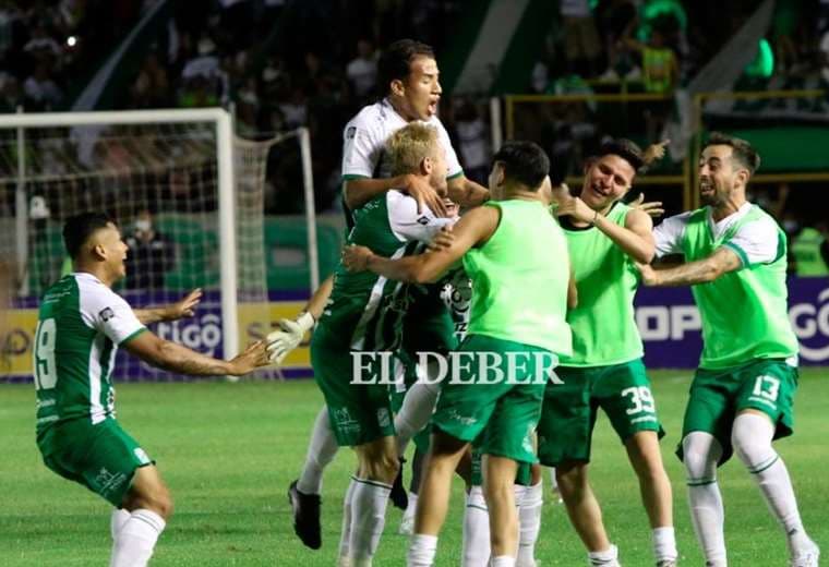 Festejo enloquecido de los jugadores de Oriente tras el gol de Correa. Foto: Harold Vaca