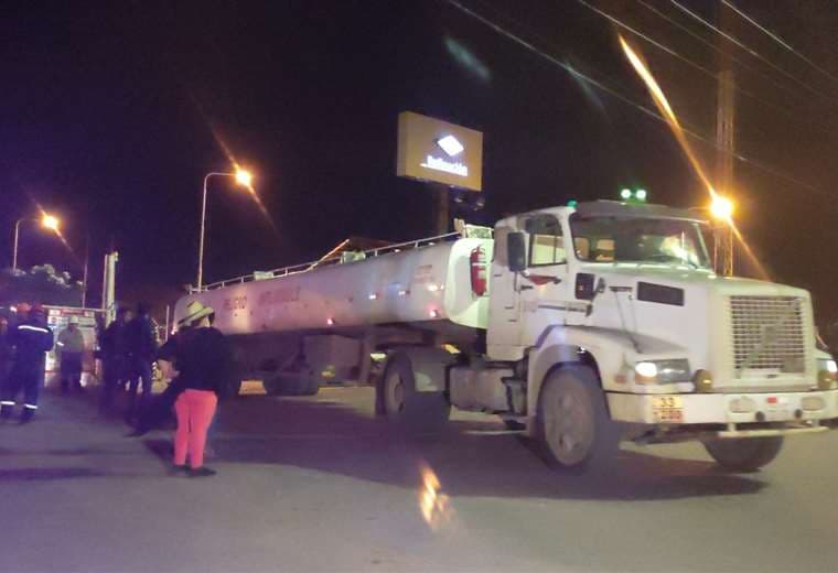 En la madrugada salieron los camiones cisternas de la refinería de Palmasola