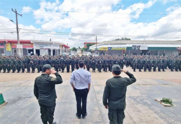 El ministro Del Castillo da la bienvenida al contingente policial en el Plan Tres Mil