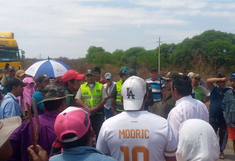 Bloqueo de la comunidad guaraní Mora en ruta al sur
