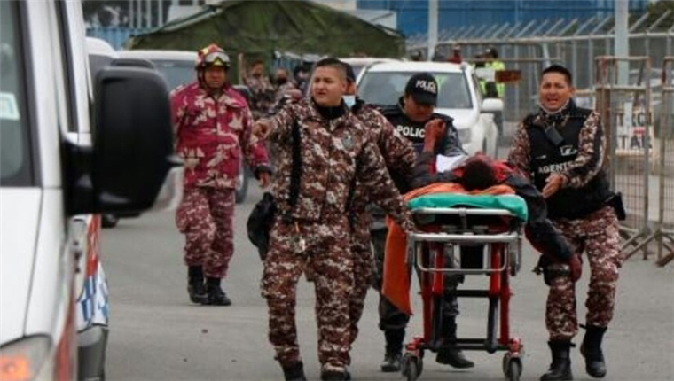 Guardias de la prisión evacuan a un preso herido luego de nuevos enfrentamientos Foto AFP