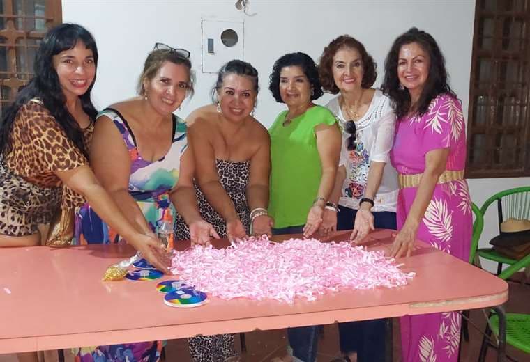 La agrupación Mujeres por Mujeres confeccionaron mil lazos rosas